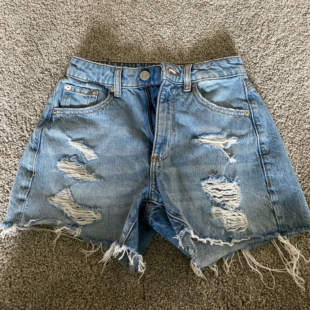 Blue ripped jeans shorts.
